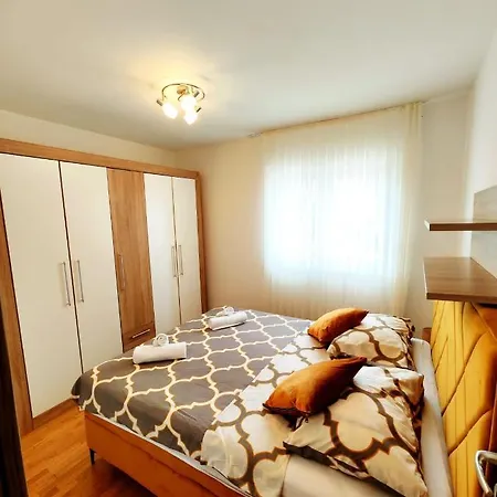 Teich 2 Apartment Split